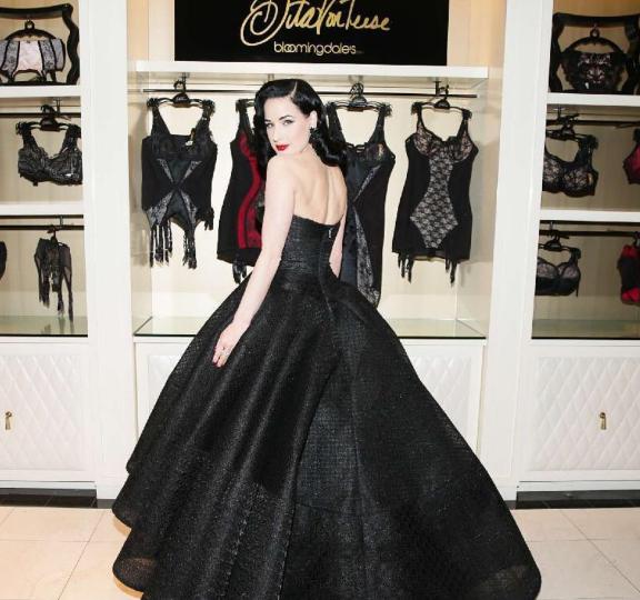 她19岁成为脱衣舞娘身家2亿,拒绝查尔斯邀约,女人都会被她迷住