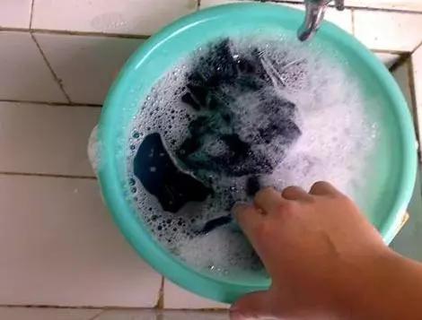 牛仔裤一刷就掉色严重怎么弄,牛仔裤掉色教你一招轻松解决