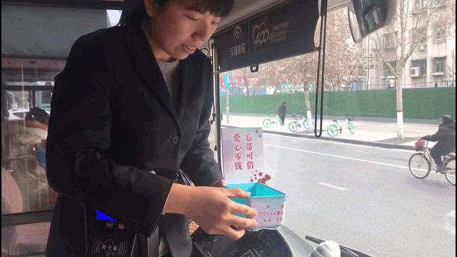 在公交车上放零钱筐的郑州女车长火了！今天还有一个更暖的后续