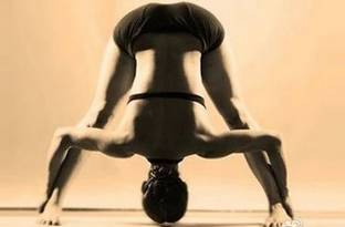 常做这个瑜伽体式，延缓面部松弛下垂！减少法令纹