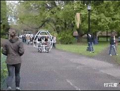 电梯里的妹子通常咋启齿搭讪比力好啊？哈哈