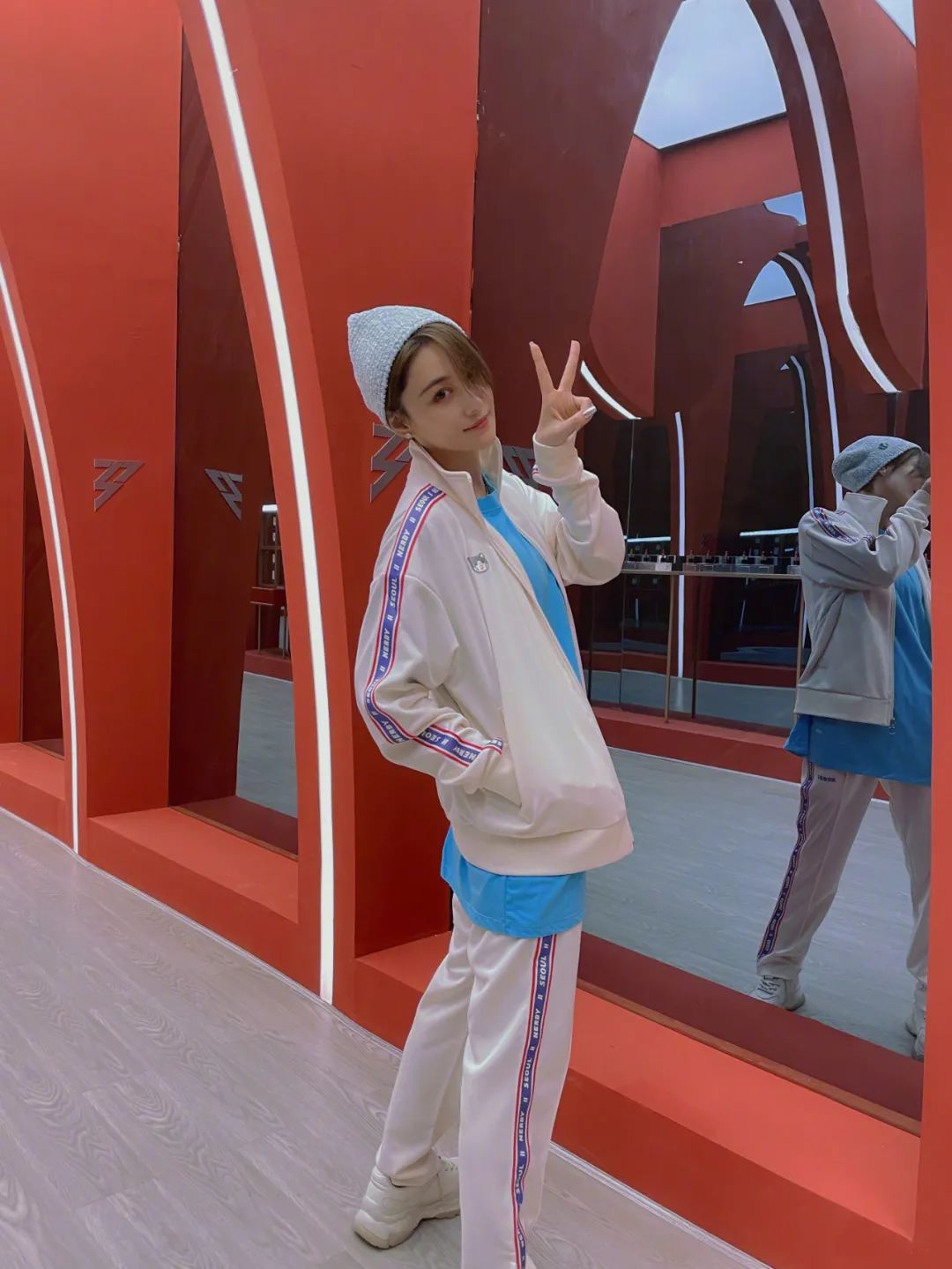 长裤跟短裤哪个更显高,运动鞋长裤夏天怎么穿显高显腿细