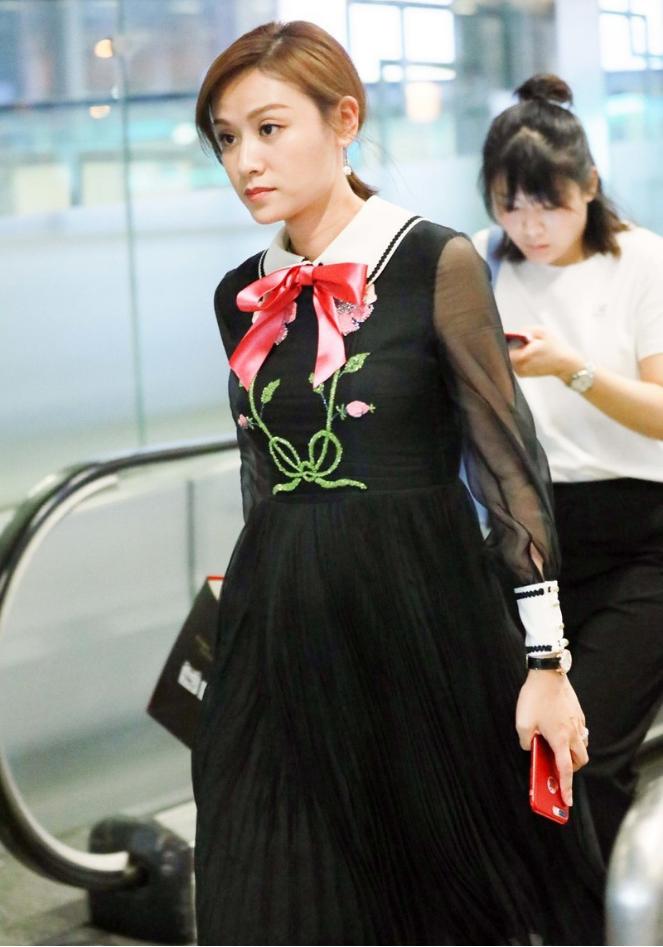 叶一茜穿缎面裙,叶一茜的穿搭还挺清凉的