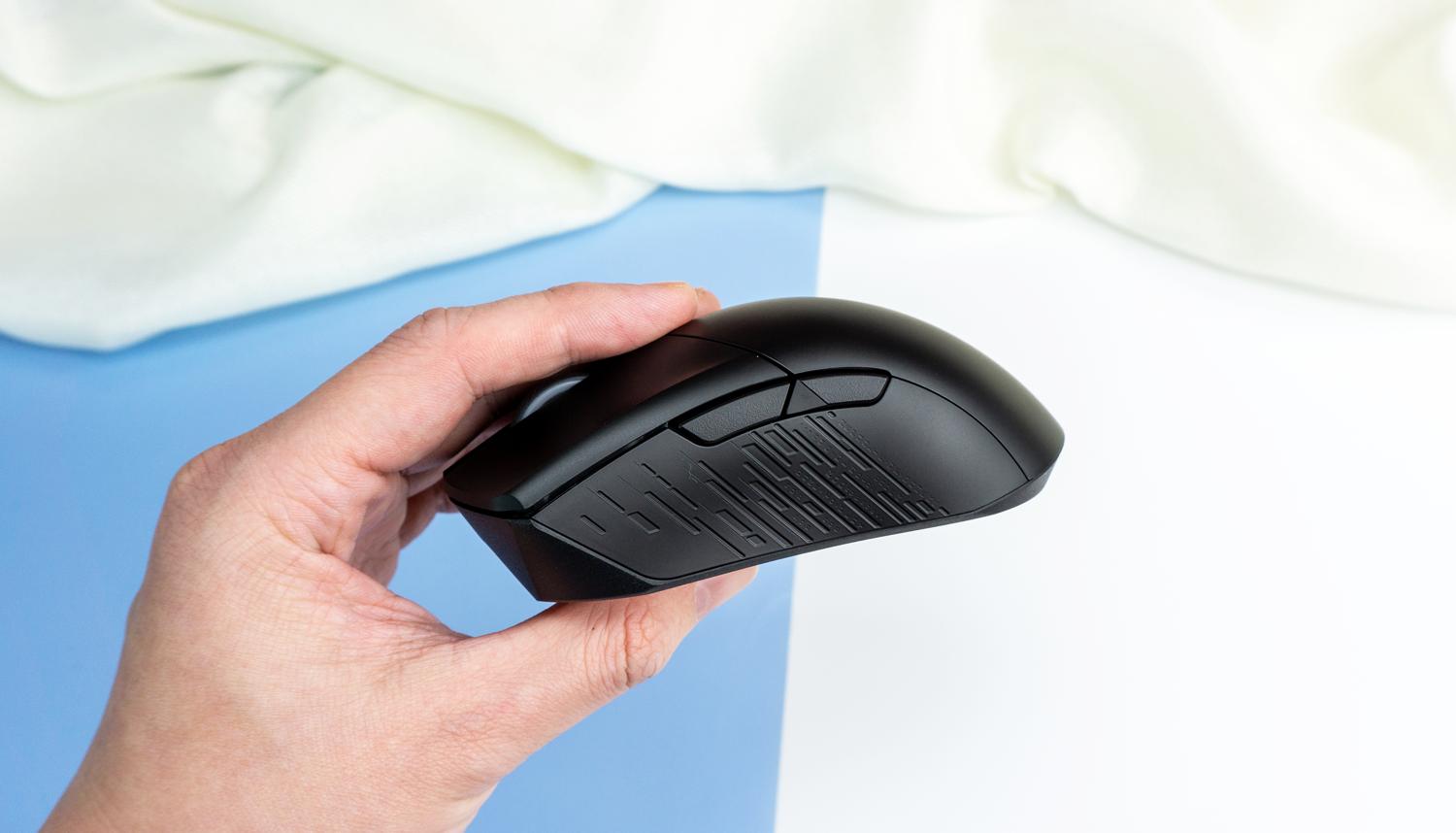 游戏宅的电脑桌面,游戏头戴式耳机rog棱镜s