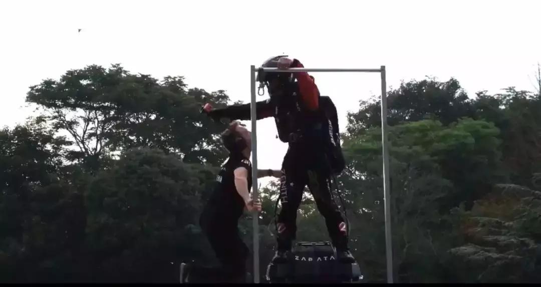 让小李子、迪拜土豪疯狂迷恋的法国钢铁侠，踩滑板飞越英吉利海峡