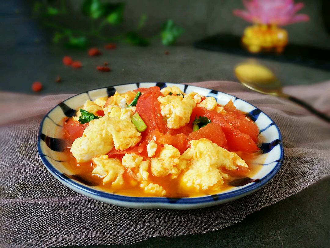 西红柿炒鸡蛋不要去皮,西红柿炒鸡蛋怎样炒不酸