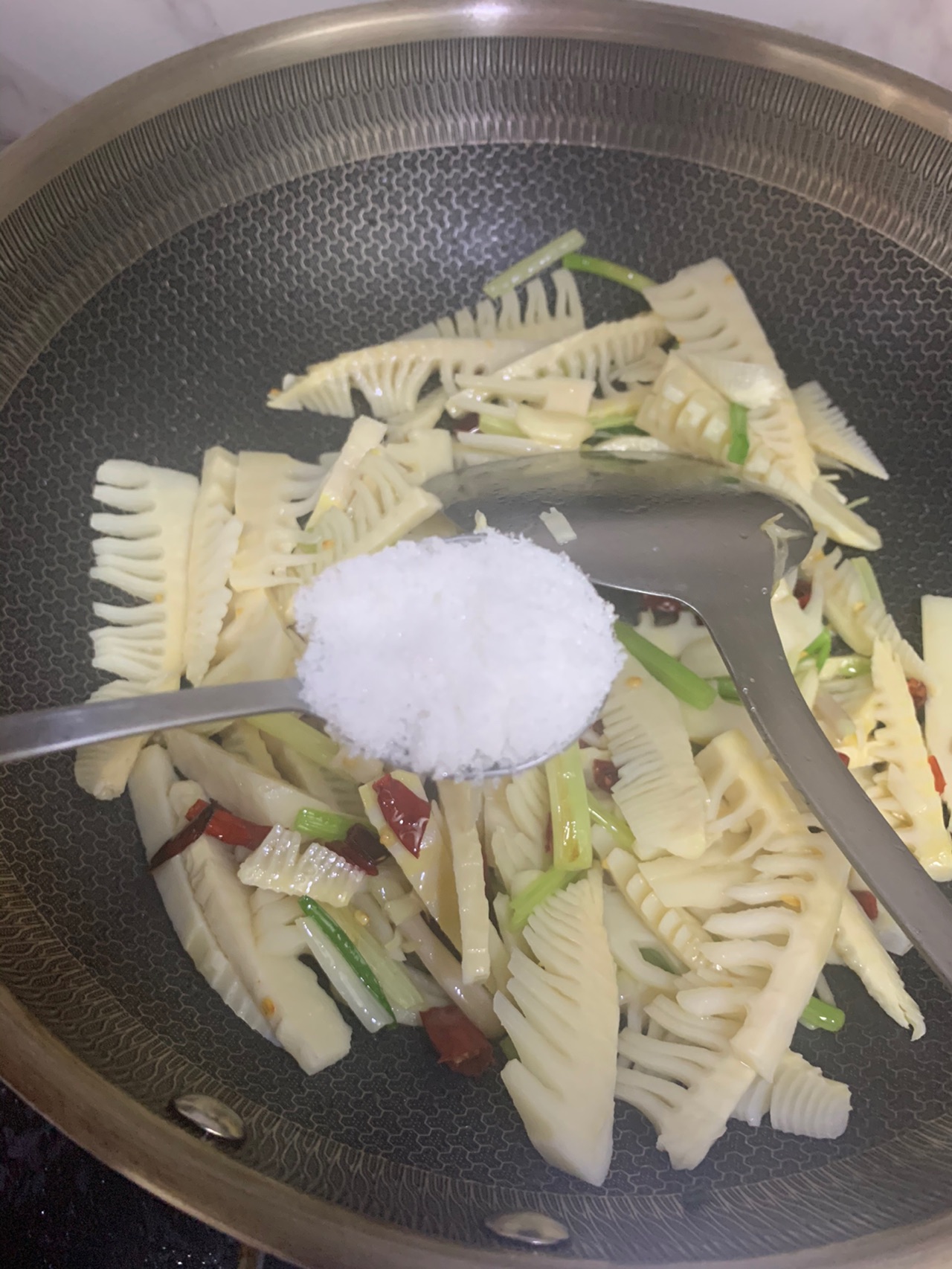 春笋的家常做法春笋焯水后怎么炒,春笋的做法大全家常菜油焖春笋