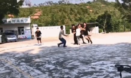 13岁独臂篮球少年nba评价,13岁独臂篮球少年帅炸了人民日报