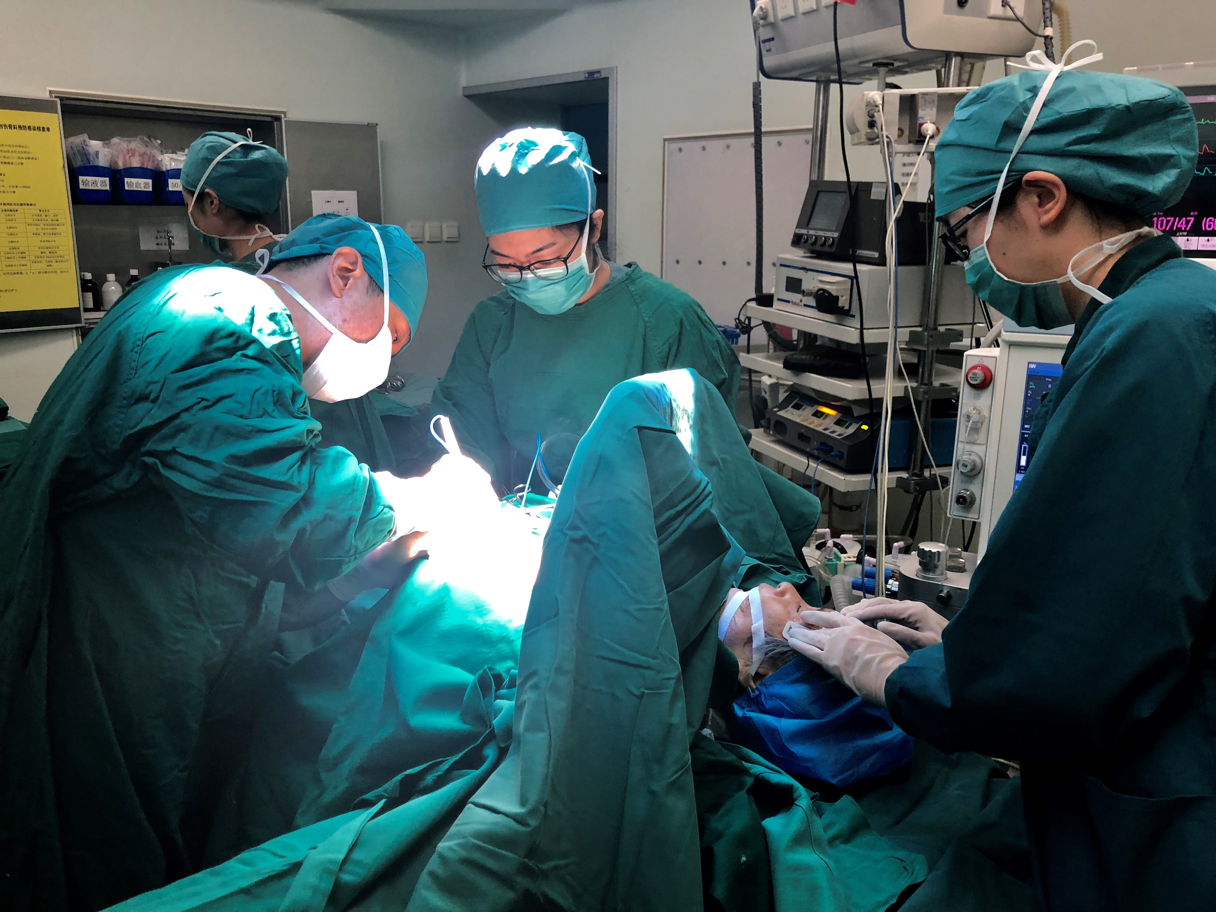 好发于男性的长骨造釉细胞瘤，常采用手术的方式进行治疗