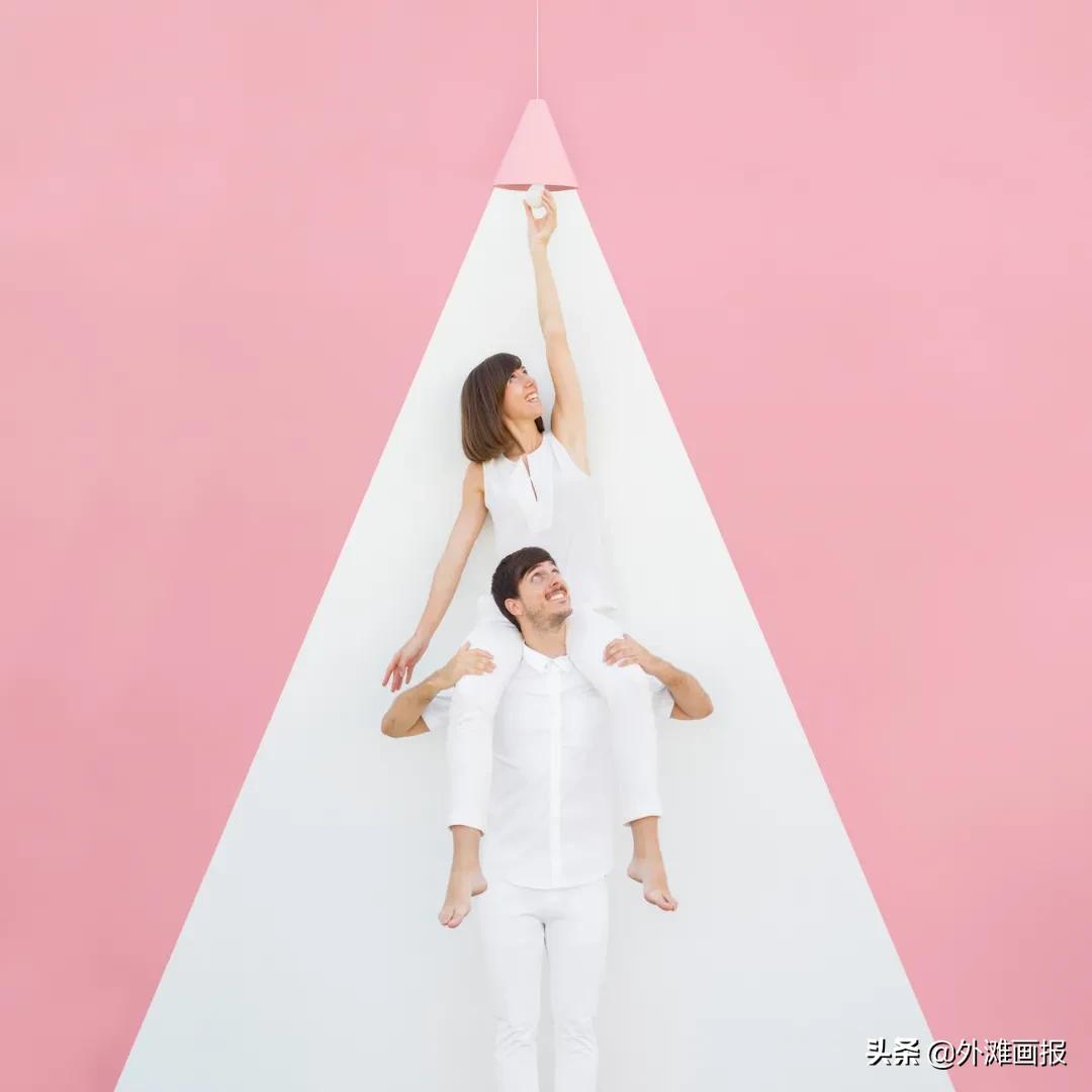 情侣旅行拍照片怎么拍出高级感,很火的一对情侣拍照很有技巧