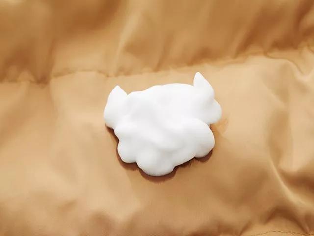 羽绒服脏了不用洗用它一喷就干净,羽绒服清洁污渍黑科技