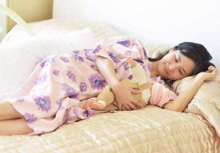 宝宝溢奶时总仰头怎么办,小宝宝溢奶怎么平躺调整头型