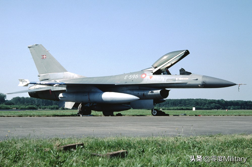 涓归害鐨囧绌哄啗瑁呭,鑻卞浗鐨囧绌哄啗杞扮偢涓归害