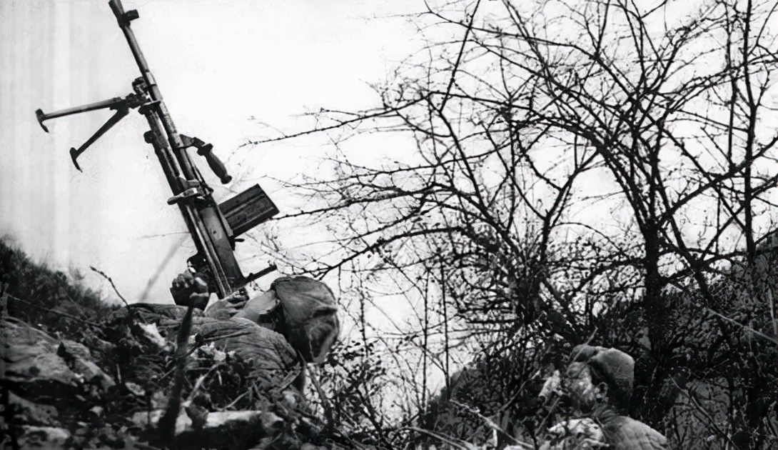 朝鲜战场上，志愿军战士违令向美军的飞机开枪，彭德怀：给予嘉奖