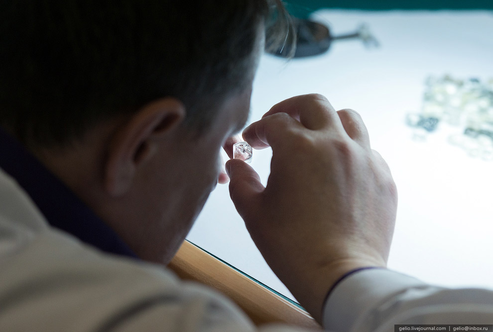 去俄罗斯挖金矿怎么样,真实钻石开采出来的样子