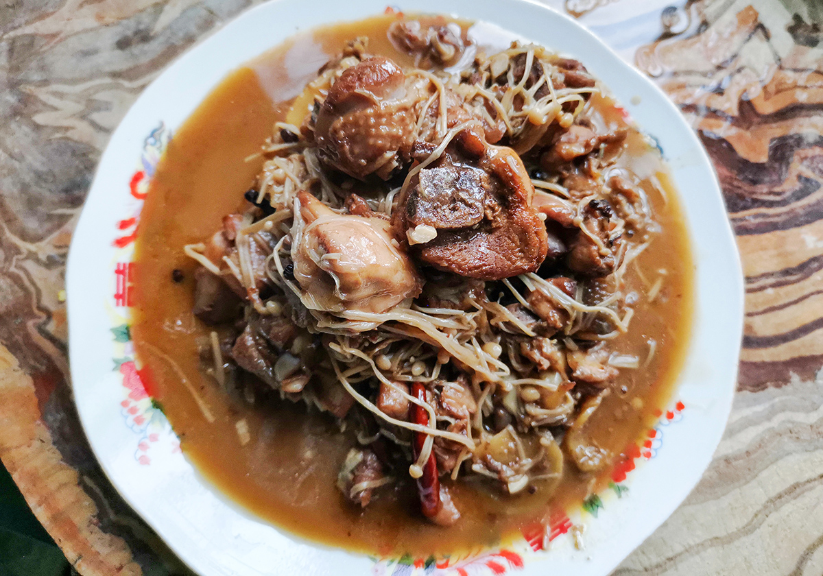 瑞典造的千元铁锅，重4.2公斤，百年核桃木握把，管用一辈子