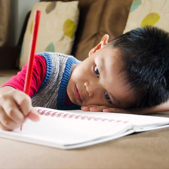 家长一定要给孩子买书桌,家长给孩子买的书桌