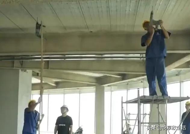 吊顶打孔怎么样才能打不到龙骨,吊顶上打孔需要注意什么