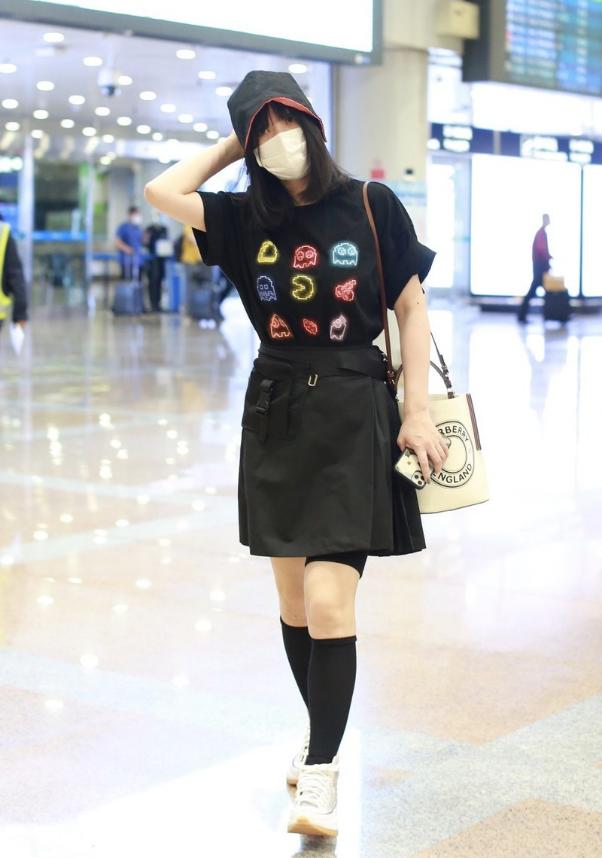 柳岩穿黑色吊带裙现身,柳岩穿吊带裙红裙