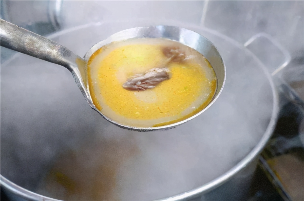 为什么熬好的肉汤在冰箱里是好的，拿出来一加热，立刻变馊了？