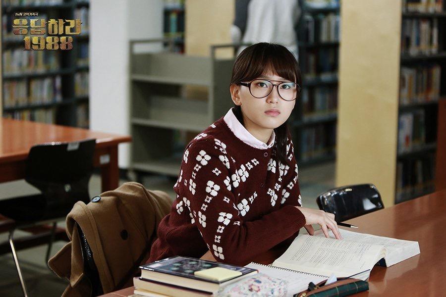 请回答1988德善所穿什么颜色毛衣,请回答1988德善所穿什么毛衣