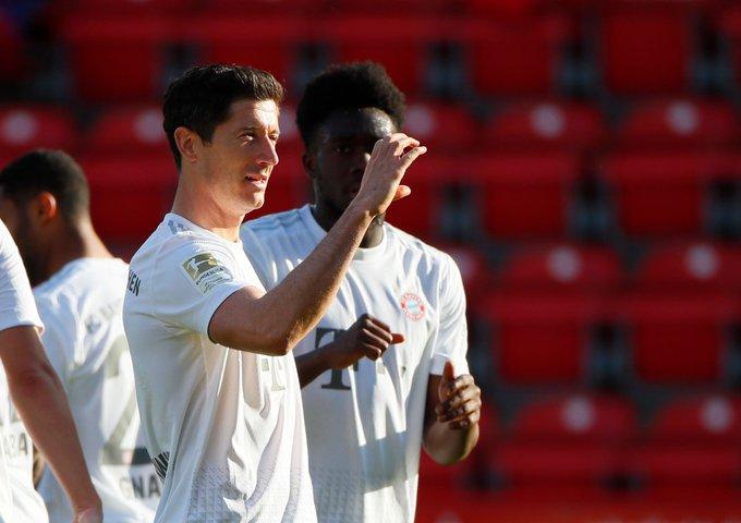 一个从未低头的男孩,莱万上演大四喜无愧欧洲最佳