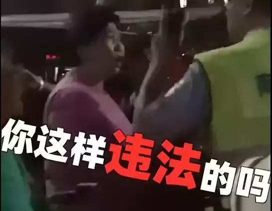 向老人喷辣椒水的警察,一家人阻碍执法被喷辣椒水喊救命