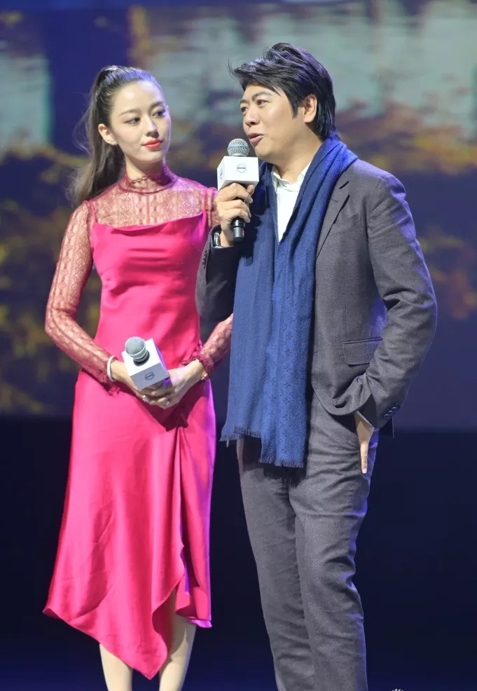 吉娜穿吊带礼服弹钢琴,吉娜一袭复古白色蕾丝裙笑颜甜美