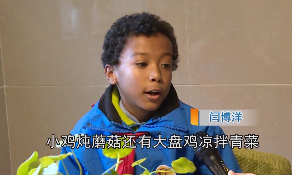 中非混血足球小将,七岁开始踢足球21岁入选国家队