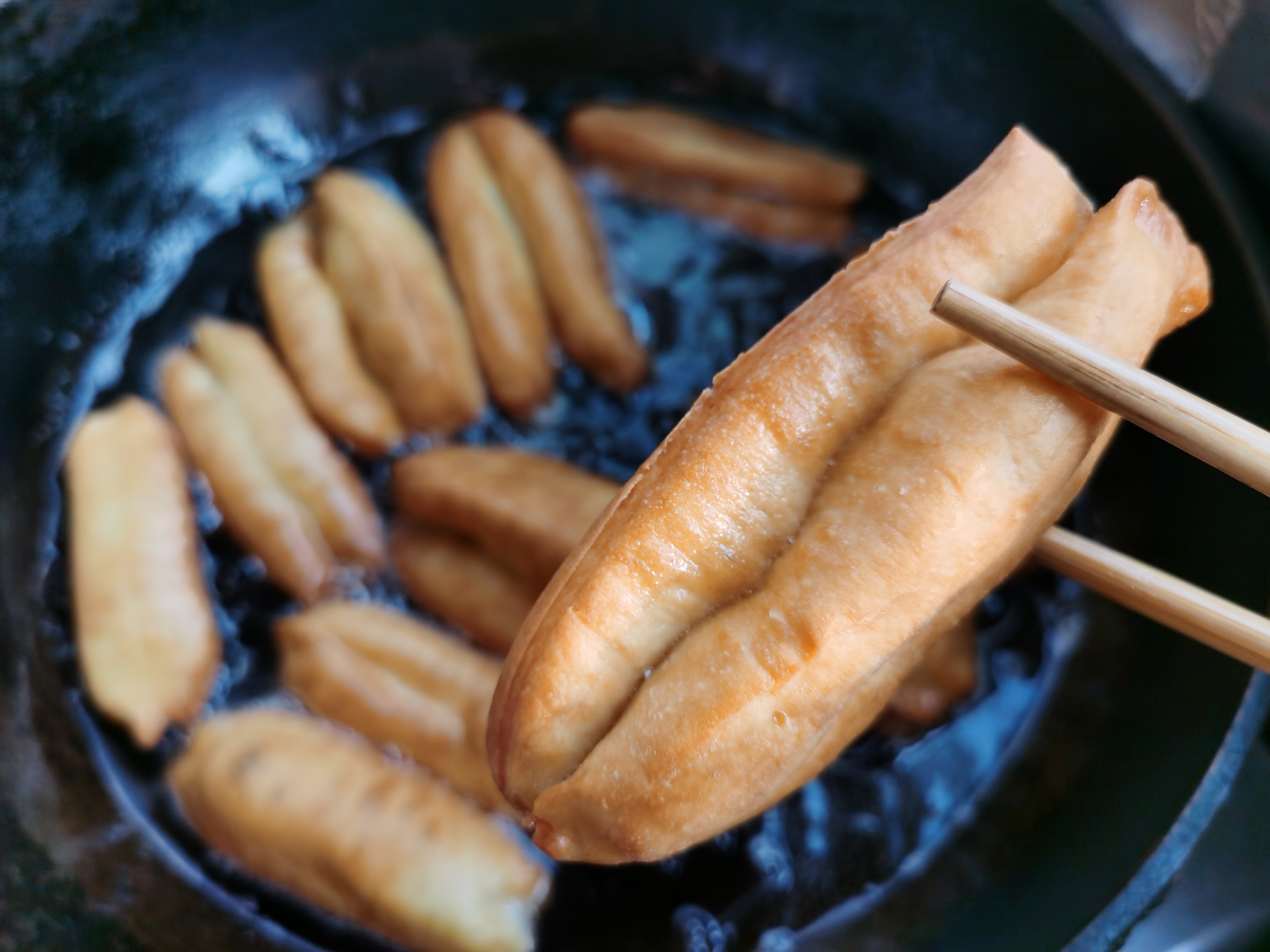 在家炸油条单用酵母和鸡蛋行吗,1斤面2个鸡蛋炸油条的配方