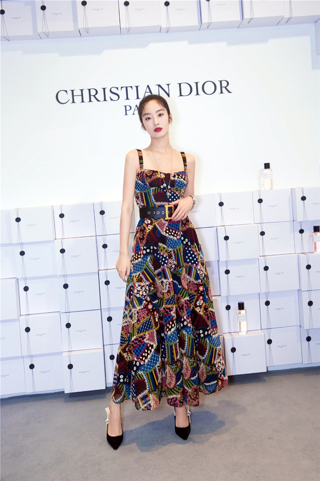 杨采钰穿绿色裙子,杨采钰秋款风衣穿搭