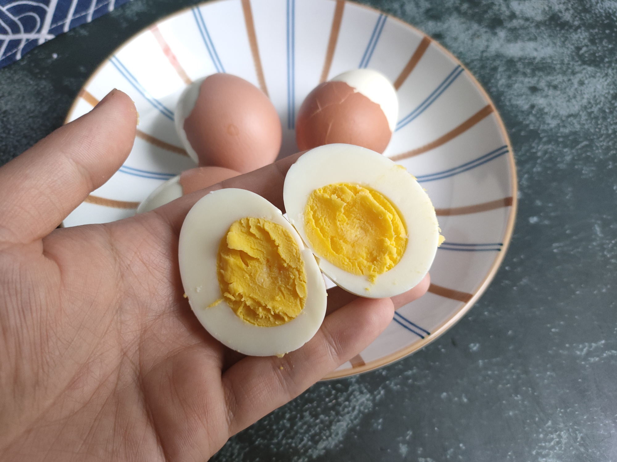 为什么煮鸡蛋蛋黄总是煮不熟,煮鸡蛋煮多长时间蛋壳比较硬