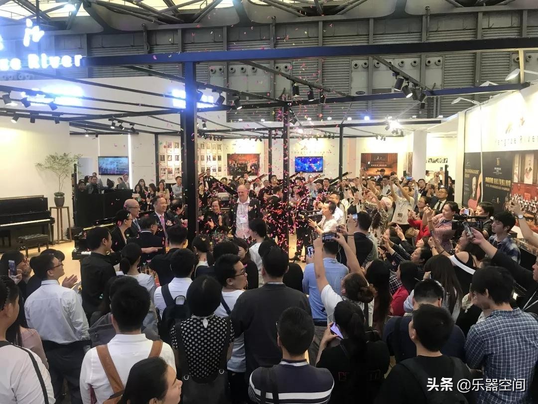 钢琴家安天旭签约长江钢琴艺术家,安天旭弹钢琴大赛