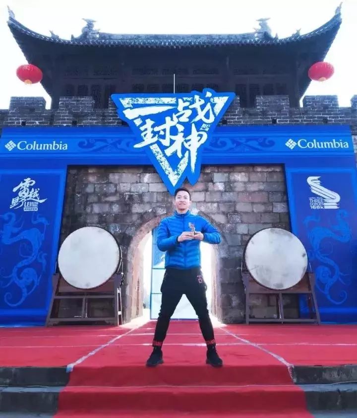 人物|踢着足球跑完首马！他说：做荒唐事才是正经事