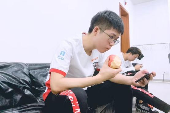 比心APP成电竞黄埔军校?Hero久竞在比心上寻找下一个久诚!