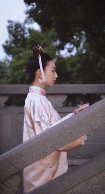 湖北95后女孩拍摄56个民族服饰,湖北女孩耗时247天拍摄56民族服饰