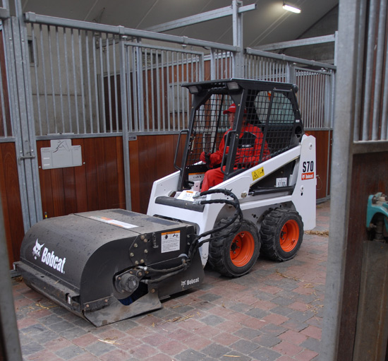 能进棚的小铲车,可以进洞的小铲车