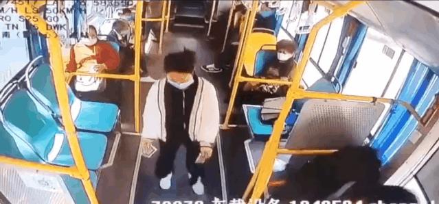 公交车上为陌生老人清理大便,公交车为老人清洗粪便