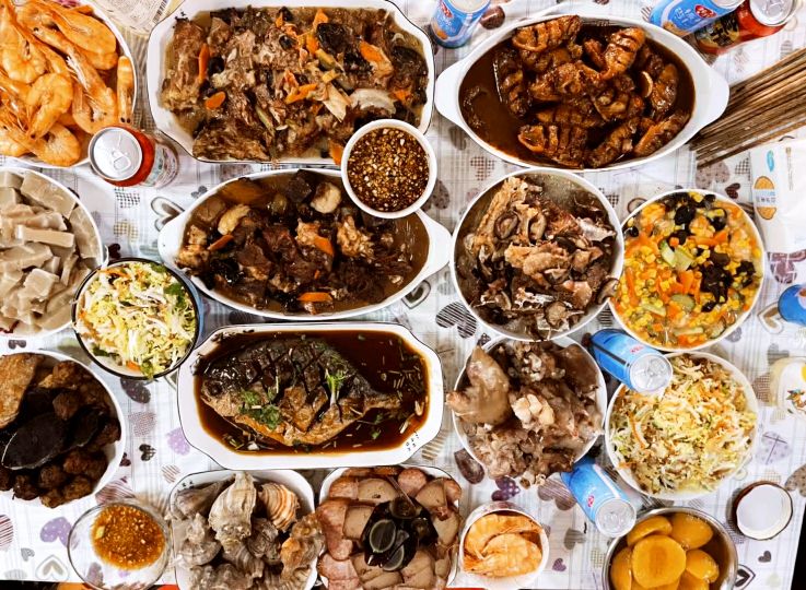年三十来啦网友们纷纷晒出年夜饭,东北过年团年饭真丰盛有鱼有肉