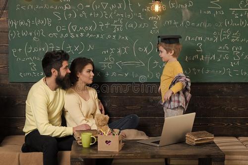 爱因斯坦：复利是世界第八大奇迹，8个经济学原理带娃另眼看世界