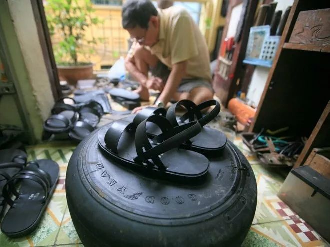 越南80岁国宝工匠旧轮胎制鞋，同胞嫌弃，却被中国人4个月卖光
