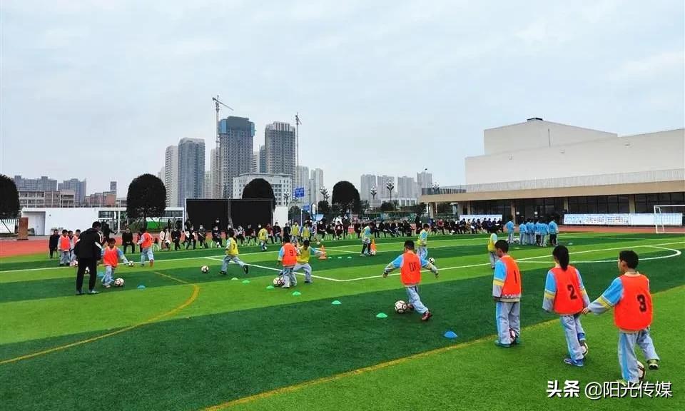 全德阳近百个校长都来旌阳看什么？足球！