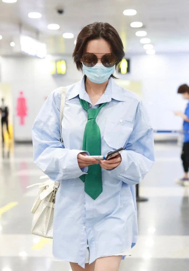 张馨予穿绿色披肩晒照显娇羞,婚后张馨予穿衣风格大变