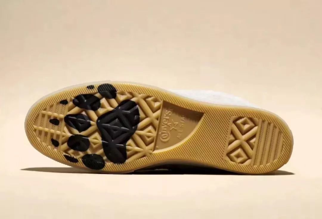 欧阳娜娜穿匡威经典款,匡威高帮帆布鞋欧阳娜娜