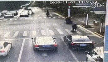 「三分钟法治新闻全知道」患病小伙想捐眼角膜医生却说：这个世界希望你亲自去看