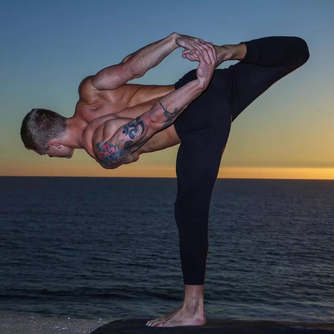 男生健身瑜伽动作,男士瑜伽拉伸肌肉