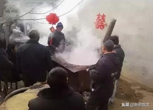 父亲是一个朴实的农民，他不做生意，却有着生意人的头脑