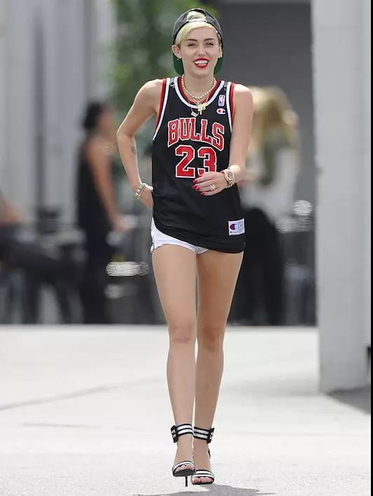 谁说球衣不是时髦的衣服?明明可以性感与可爱兼具