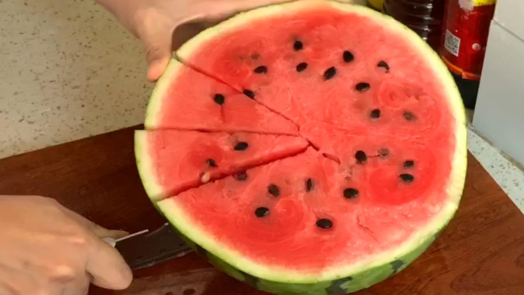 买西瓜的时候不要用手去拍,买西瓜认准这四点保证香甜多汁