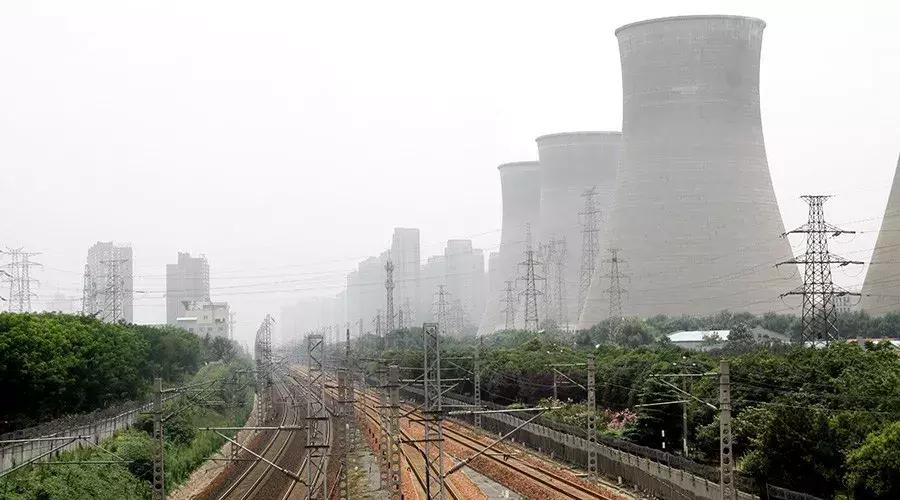 郑州的高架桥上看火车，铁龙慢游咣~咣~铛~铛